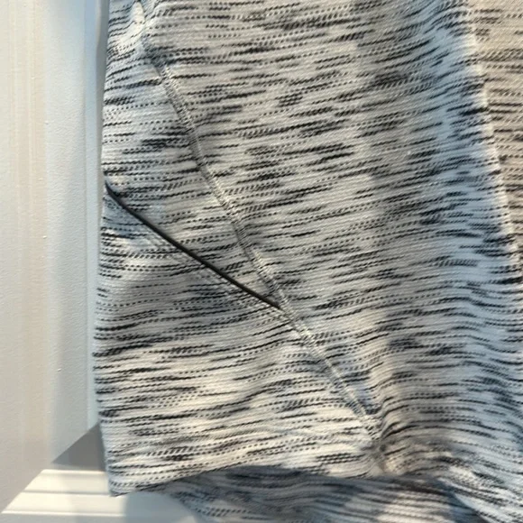 Lululemon 🍋 White & Grey Top - Picture 2 of 4